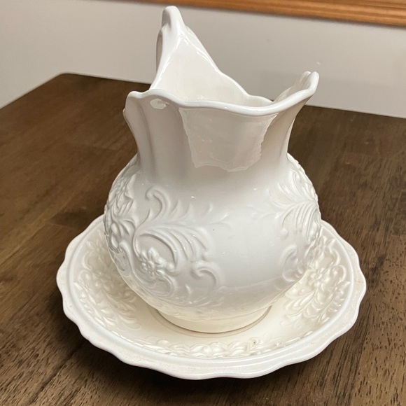 Elegant White Ceramic Pitcher and Bowl Set - Picture 5 of 11